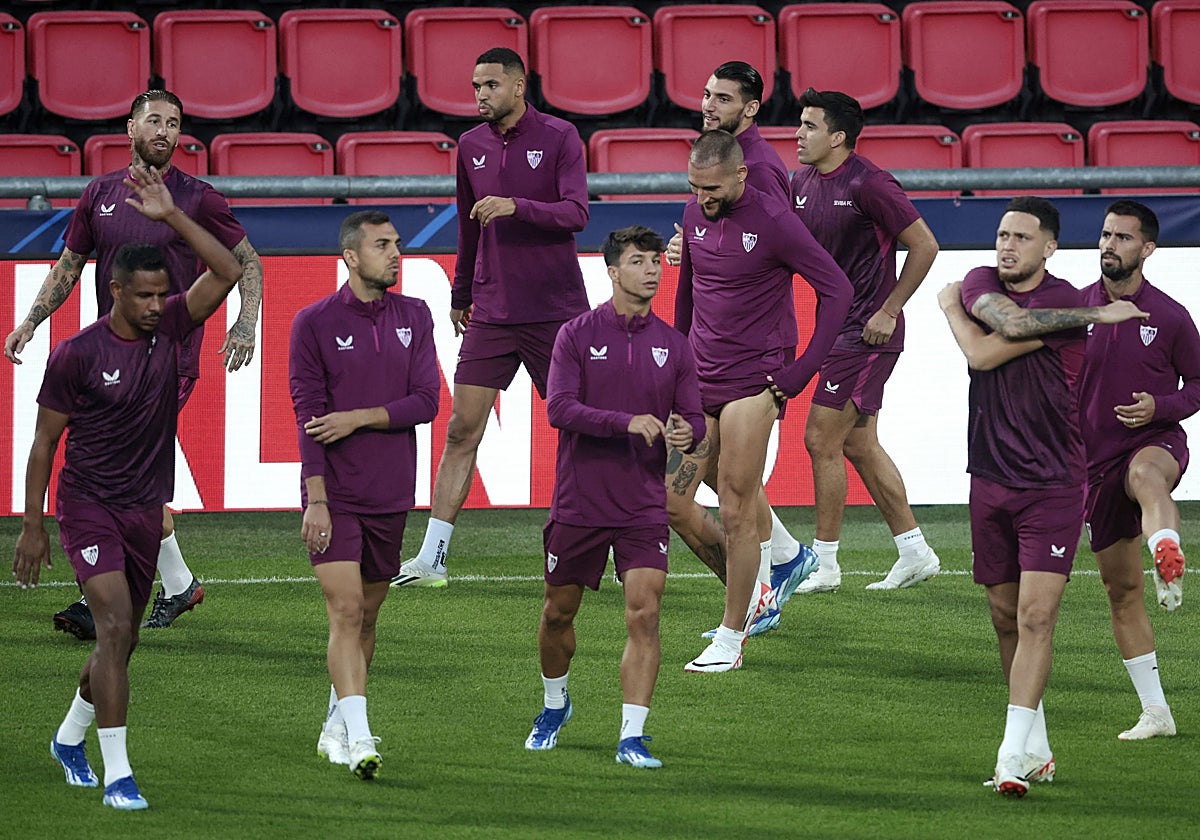 Varios jugadores del Sevilla FC durante el entrenamiento previo al encuentro ante el PSV en el Philips Stadion de Eindhoven