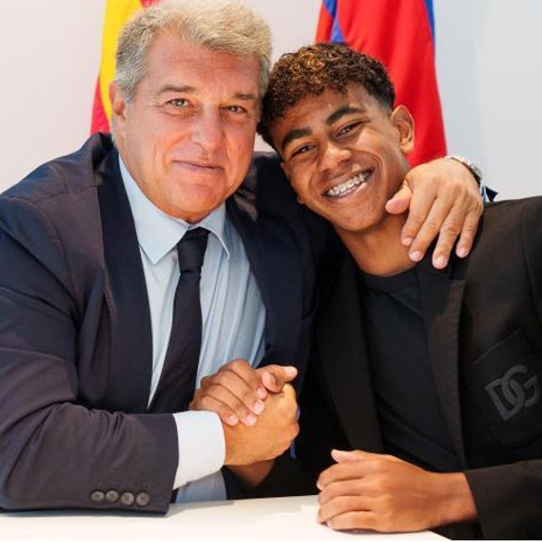 Lamine Yamal firma hasta 2026 con el Barça, que le blinda con una cláusula de 1.000 millones