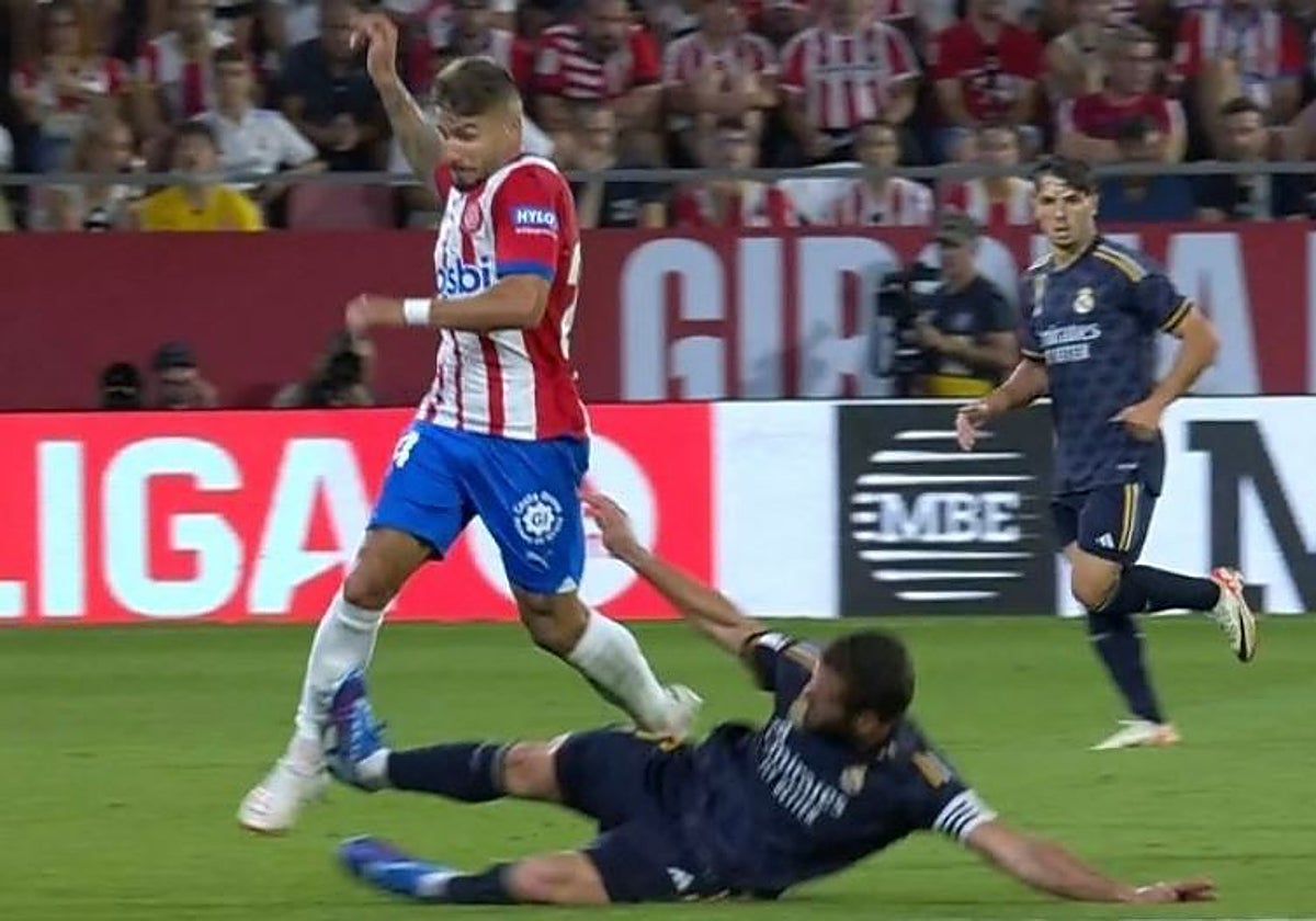 Nacho impacta con los tacos en la pierna de Portu.