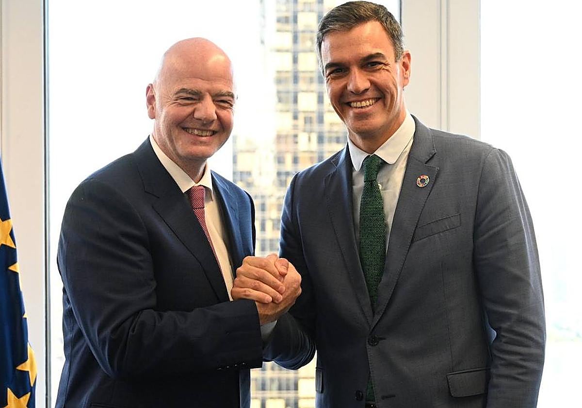 El presidente de la FIFA, Gianni Infantino, junto a Pedro Sánchez