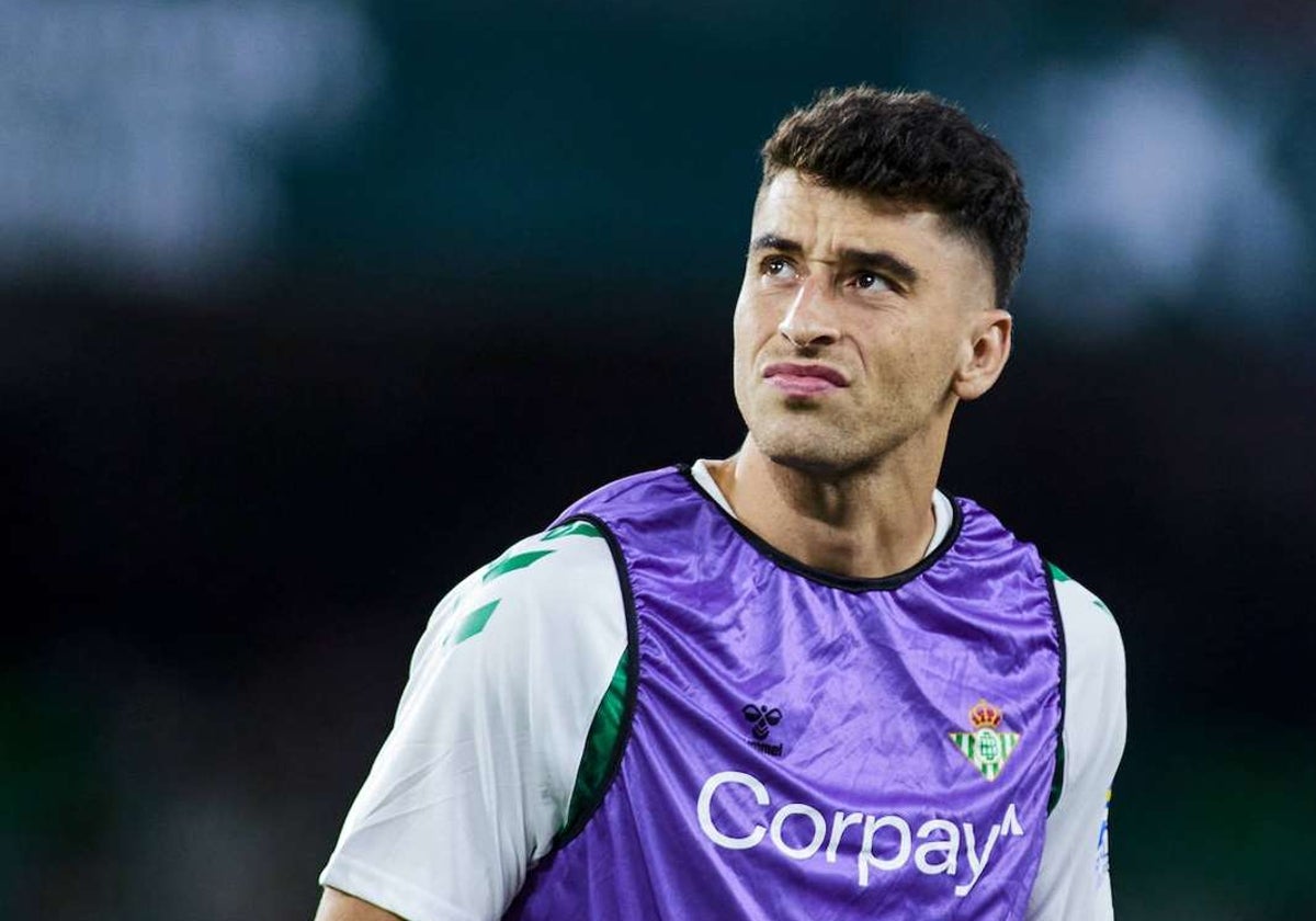 Marc Roca, durante el calentamiento previo al Betis - Valencia