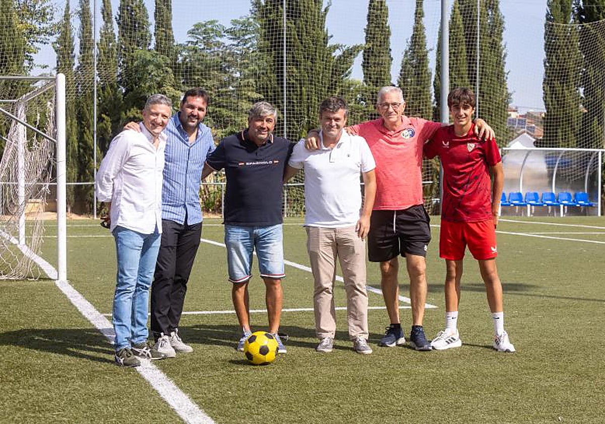 Carlos Pulido, Alejandro Campano, Quino Sánchez, Chesco Garramiola, Félix Vázquez y Carlos Sánchez posan en el campo en el que se crio Juanlu Sánchez