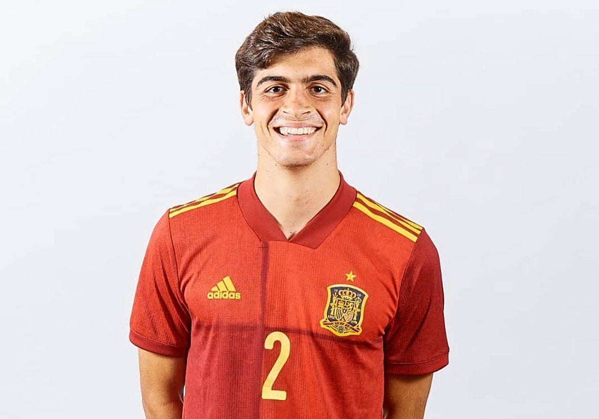 Imagen de Juanlu Sánchez posando con la camiseta de la selcción