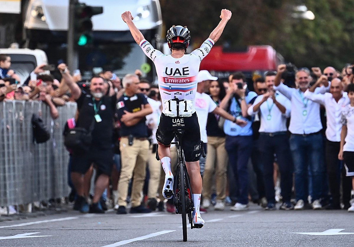 Tadej Pogacar por las carreteras de Lombardía