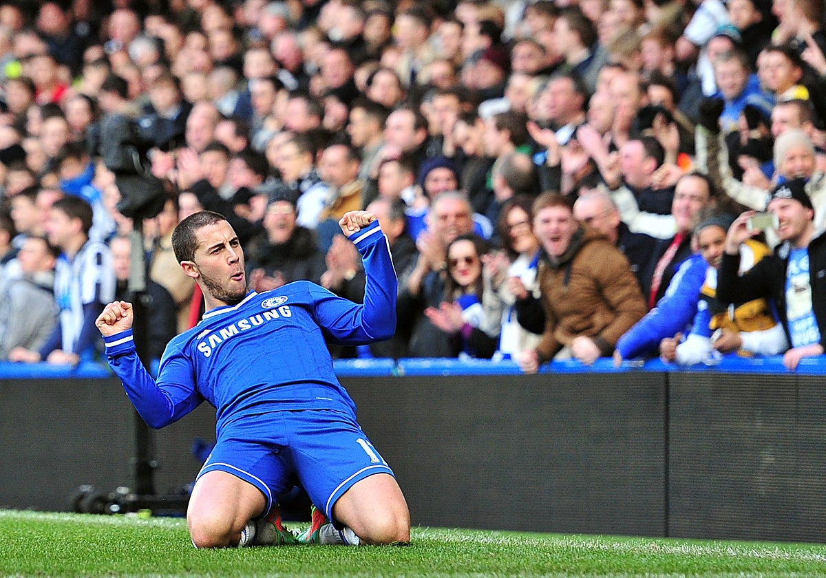 Eden Hazard celebra un gol en Stamford Bridge en sus días en el Chelsea