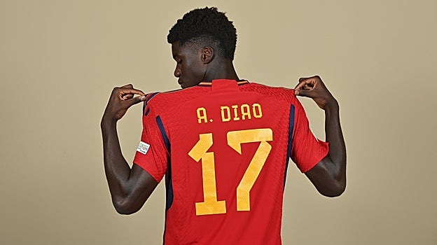 Assane Diao muestra su nombre y su dorsal en una citación con España
