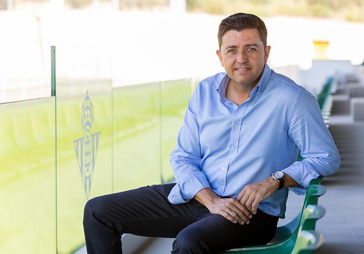 Miguel Calzado posa en una de las gradas de la nueva ciudad deportiva Rafael Gordillo