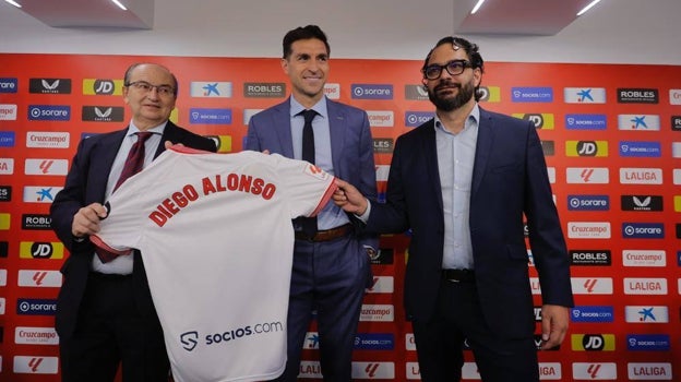 Diego Alonso, acompañado de Orta y Castro