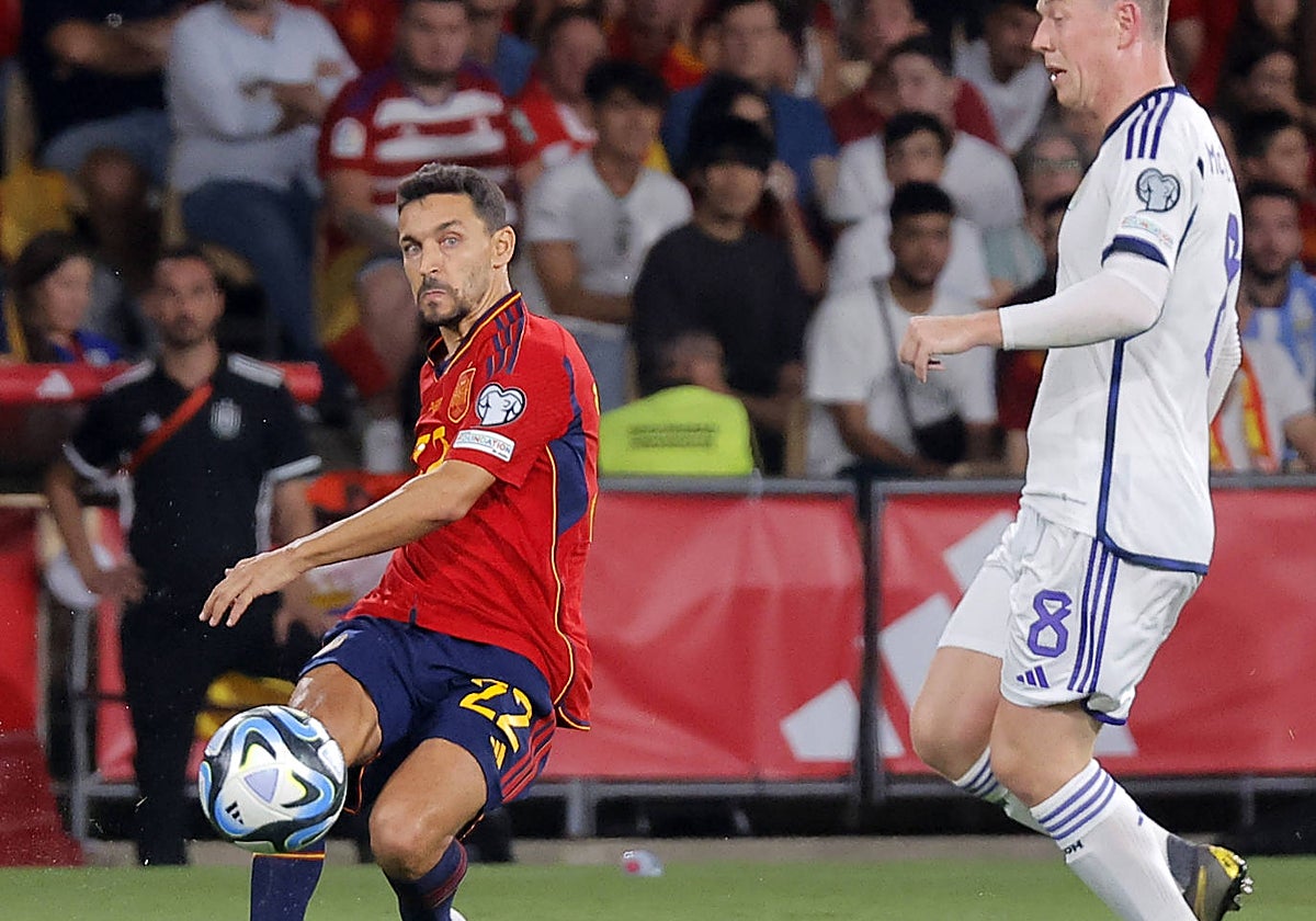 Jesús Navas centra desde la banda derecha durante el España - Escocia disputado en el estadio de la Cartuja
