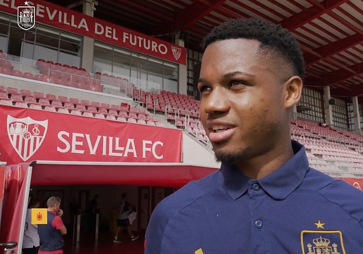 Ansu Fati declarando a los medios de comunicación de la RFEF