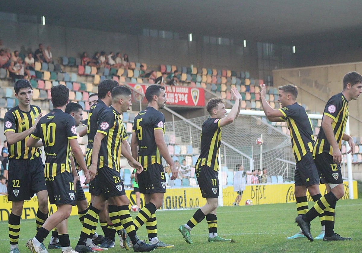 Los jugadores del Barakaldo celebran un gol en un partido de liga de esta temporada