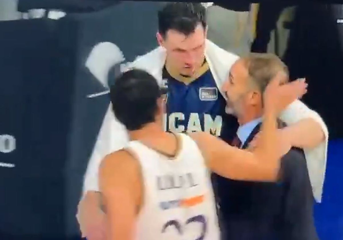 Momento en el que Llull le da la colleja al entrenador de UCAM Murcia