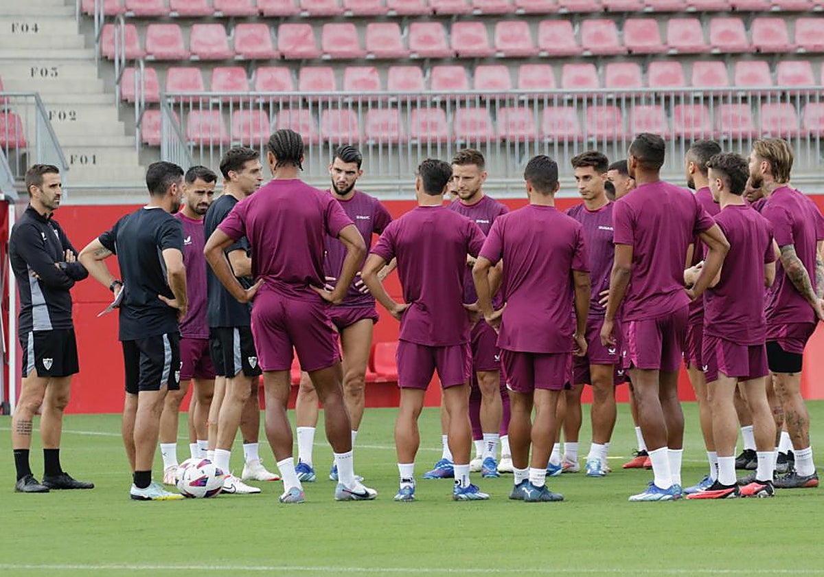 Diego Alonso habla con el grupo de jugadores disponibles en la ciudad deportiva del Sevilla FC este lunes