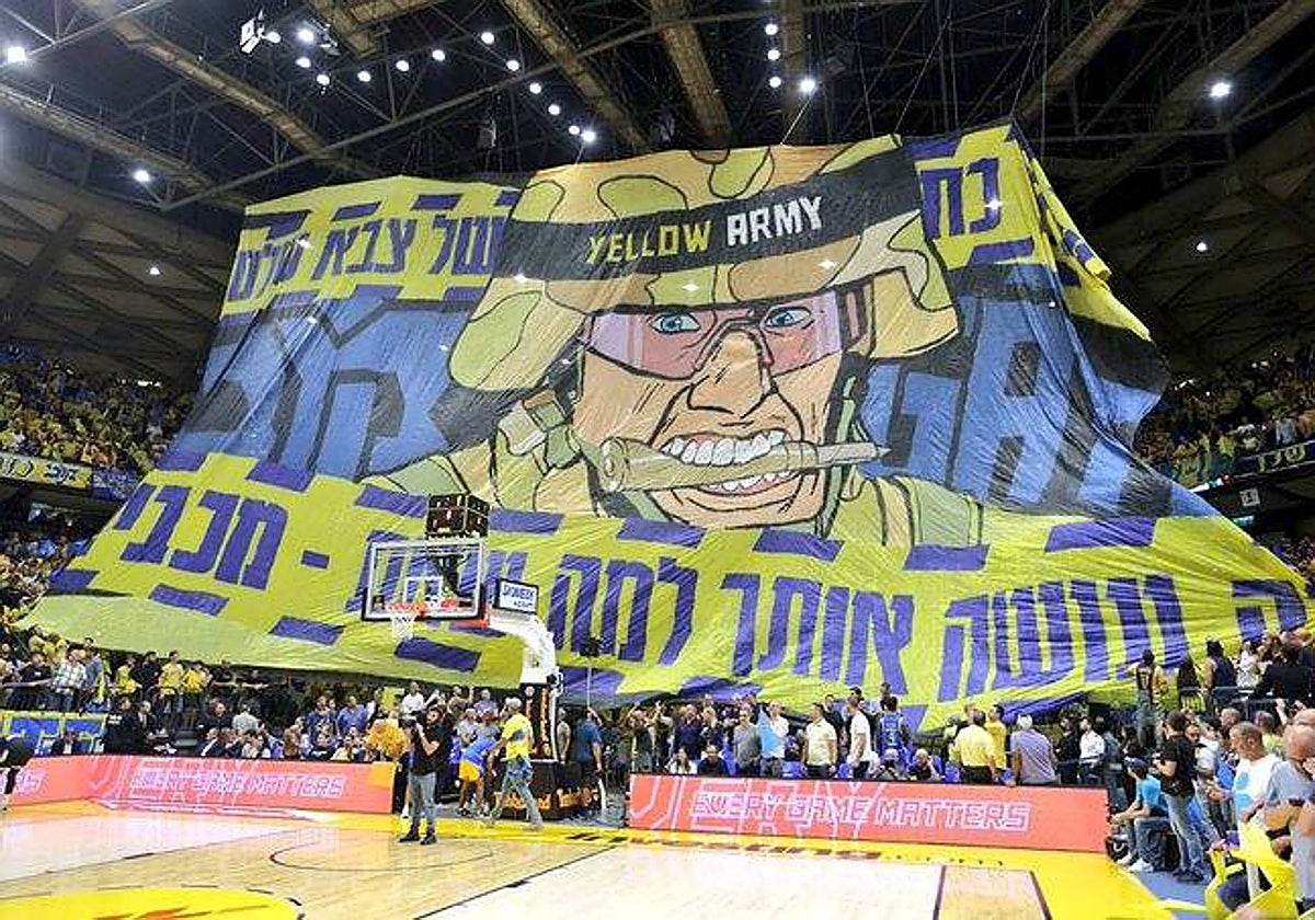 Los aficionados del Maccabi, durante un partido de liga israelí