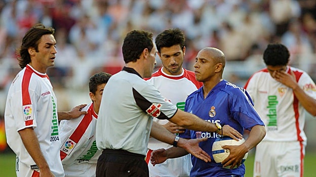 Martí, en el centro de la imagen, durante el choque ante el Madrid en 2005 en Nervión