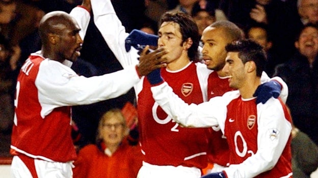 Sol Campbell, Pirès, Henry y Reyes celebran un gol del Arsenal contra el Southampton en un partido de la Premier League 2003-04