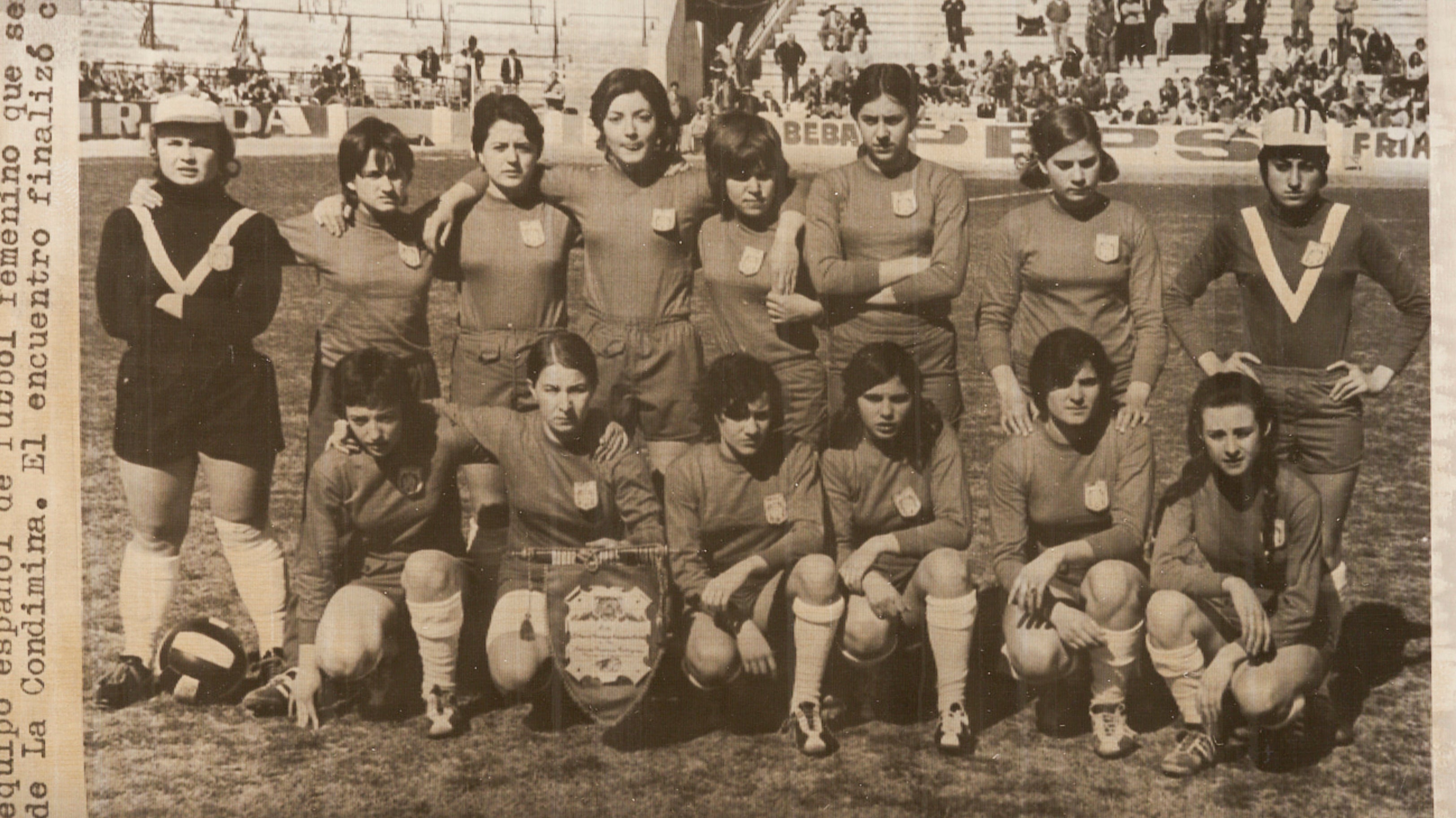 «23/02/71. Un denominado equipo español de fútbol femenino se enfrentó a otro de Portugal en el campo de La Condomina. El encuentro finalizó con empate a tres goles» En la imagen, se puede apreciar el escudo añadido con un imperdible a la equipación.