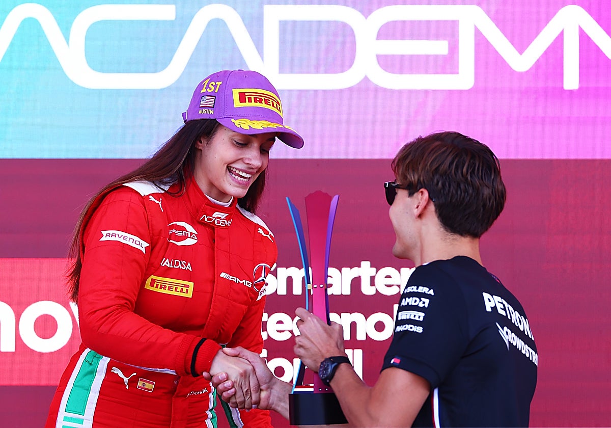 Marta García recibe el premio de George Russell