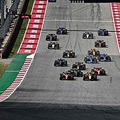 Bronca a Verstappen y podio de Sainz tras la descalificación de Hamilton