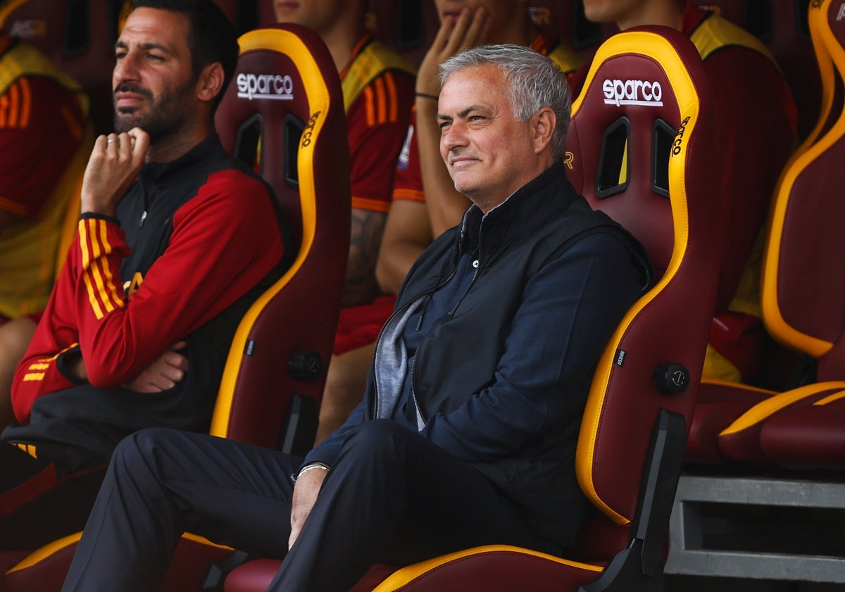 Mourinho, en el banquillo de la Roma