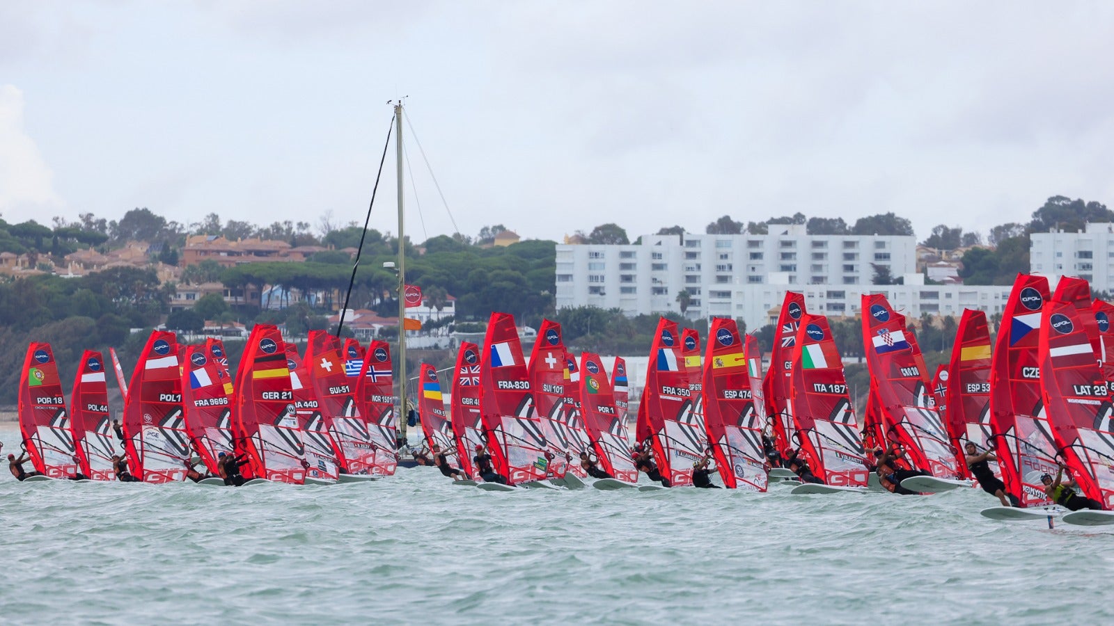 Los favoritos enseñan sus cartas en una primera jornada del Mundial de iQFOIl juvenil muy complicada por la condiciones de viento y mar