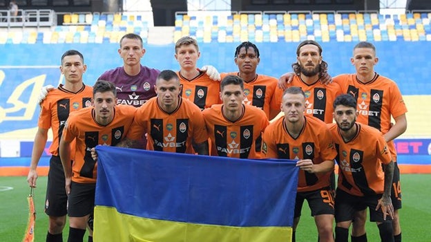 El Shakhtar, con la bandera ucraniana, antes de un partido