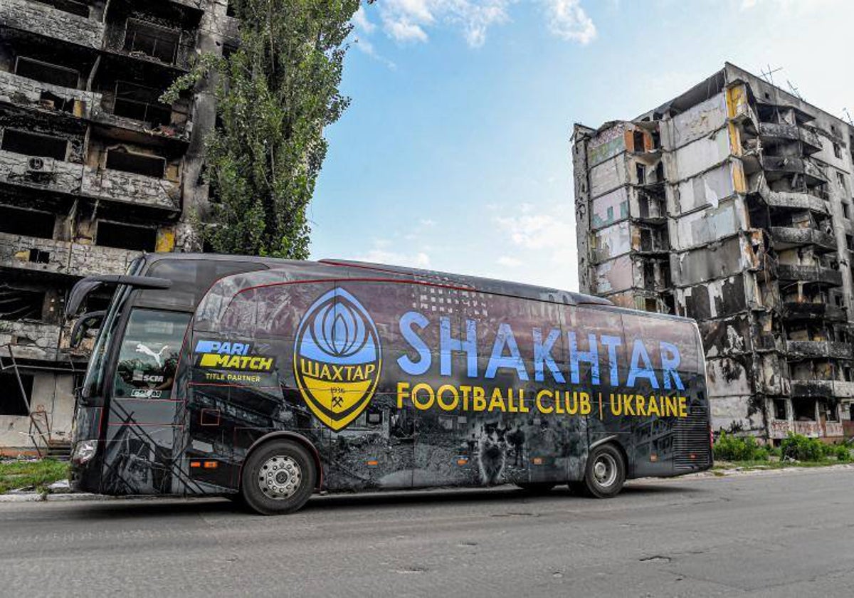 El autobús del Shakhtar, entre edificios destruidos, el año pasado