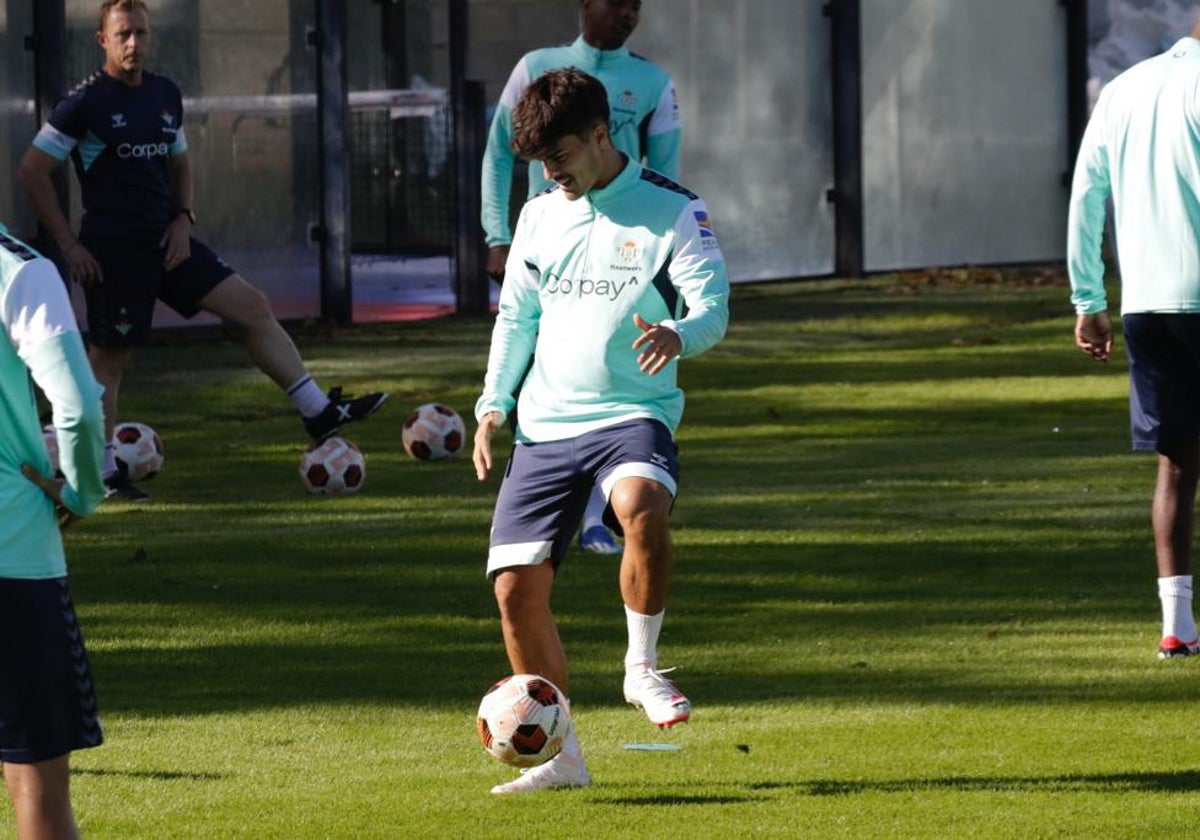 Juan Cruz toca un balón de cara en el entrenamiento del pasado martes en la ciudad deportiva Luis del Sol