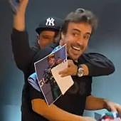 La locura con Alonso en México se hace peligrosa: un fan se saltó la seguridad y se tiró a su cuello