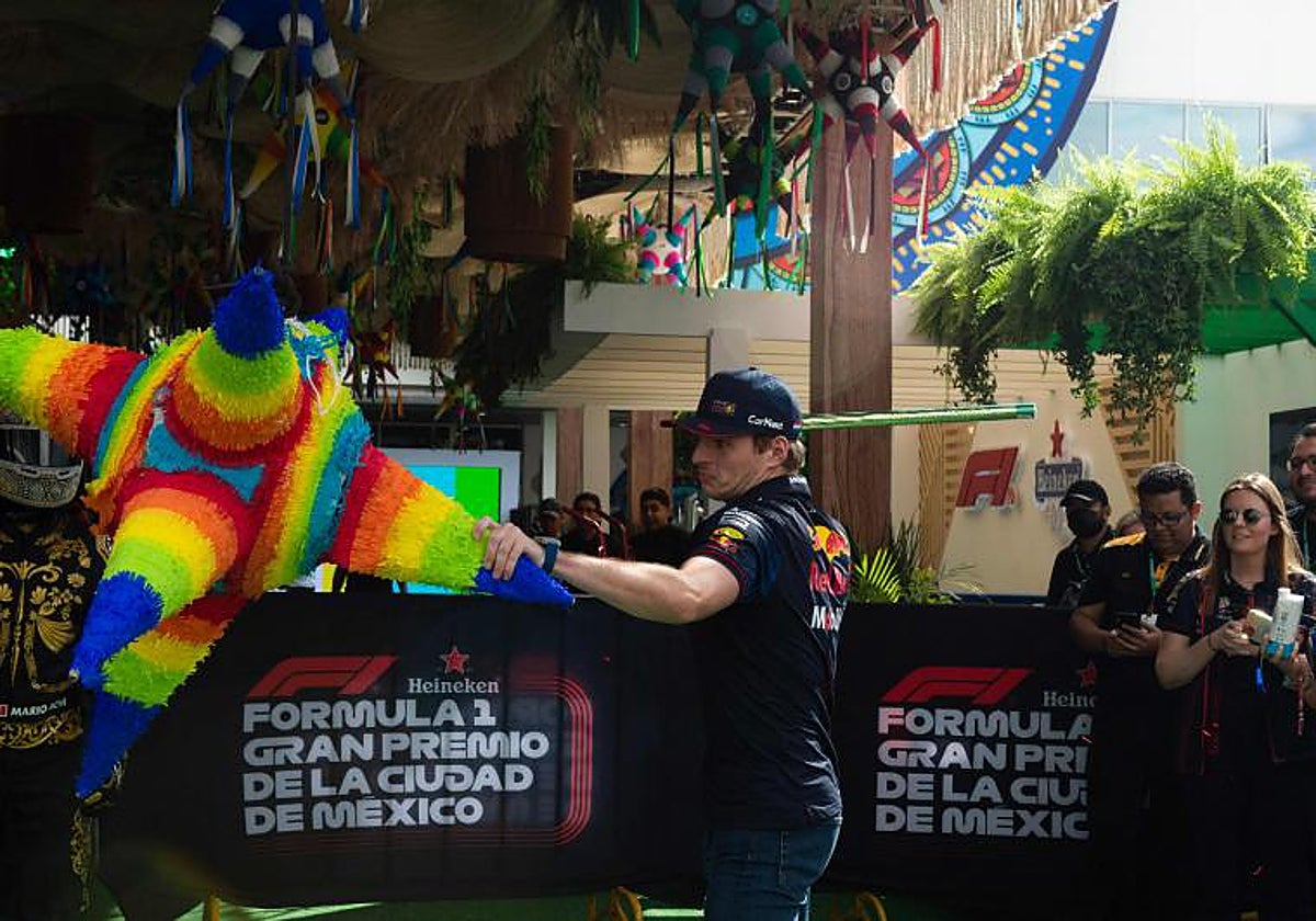 Verstappen golpea una piñata