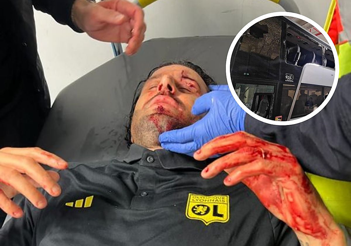 Fabio Grosso es atendido por los sanitarios