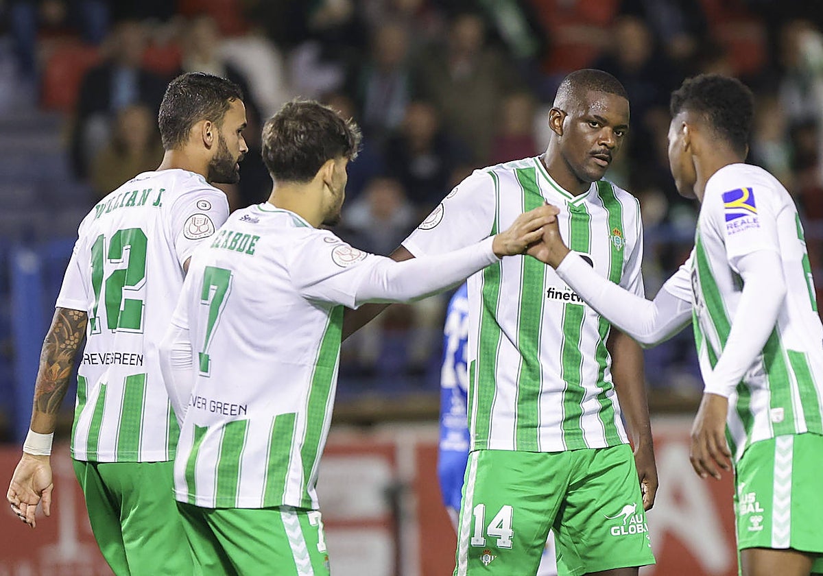 Abner felicita a Abde ante Willian José y William Carvalho tras un gol del Betis ante el Hernán Cortés