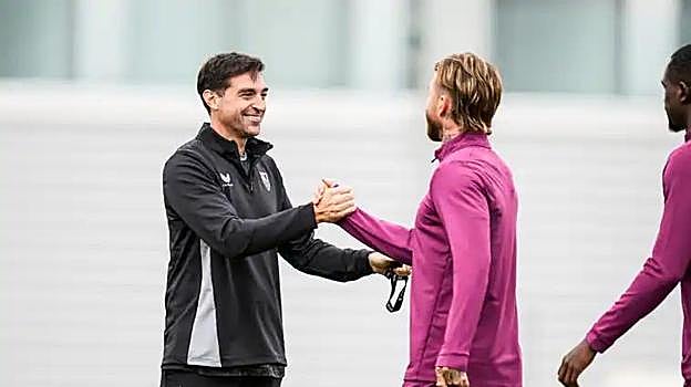 Diego Alonso saluda a Sergio Ramos en la sesión de entrenamiento de este jueves en la ciudad deportiva