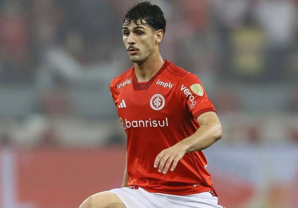 Johnny Cardoso, durante un partido con el Internacional de Porto Alegre