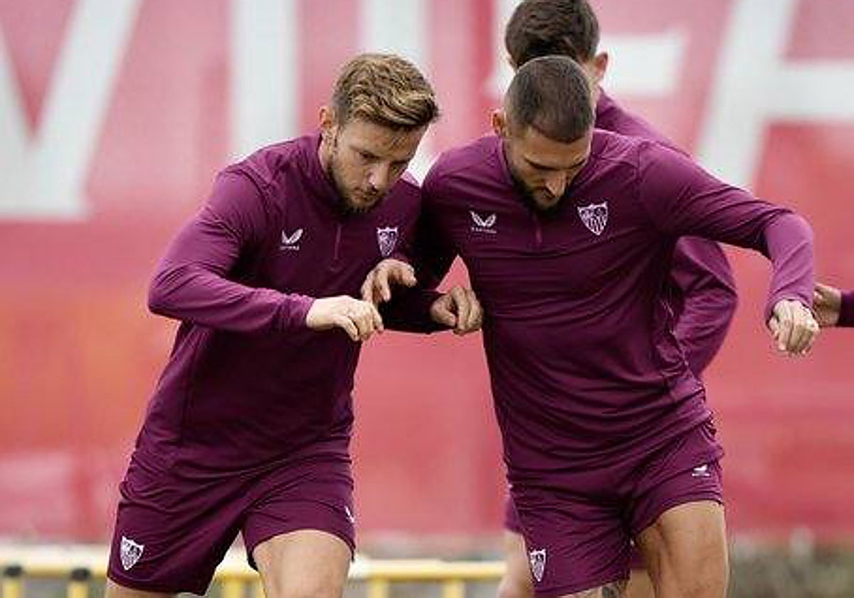 Rakitic y Gudelj durante el entrenamiento de este jueves en la ciudad deportiva del Sevilla FC