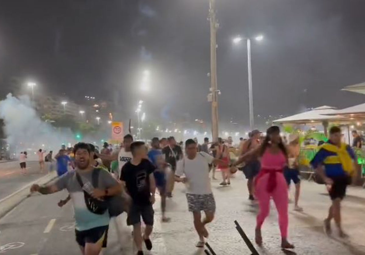 Los hinchas de Boca huyen de la carga policial en Copacabana