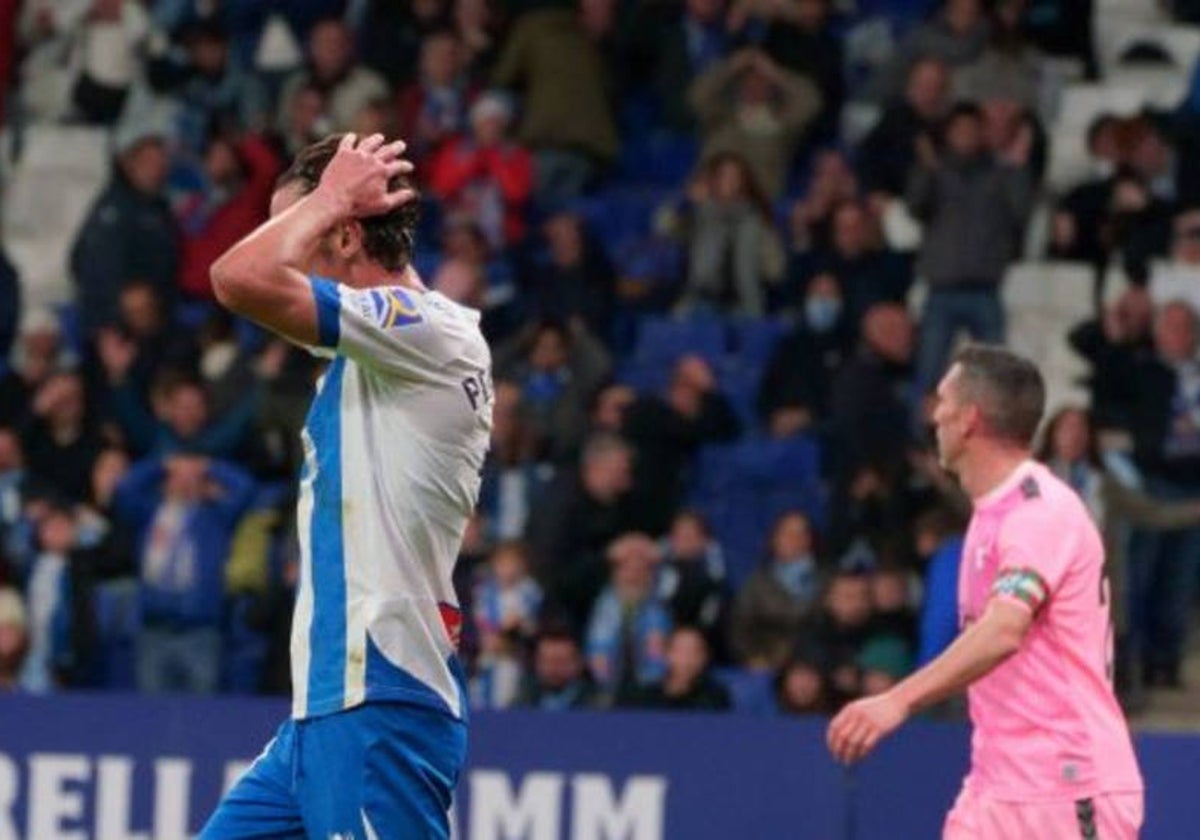 Puado se lamenta tras el gol encajado