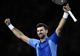Djokovic arrasa en París y se distancia de Alcaraz por el número uno del mundo