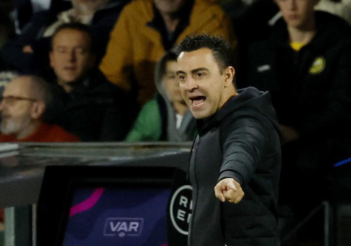 Xavi gesticula durante el partido ante la Real Sociedad