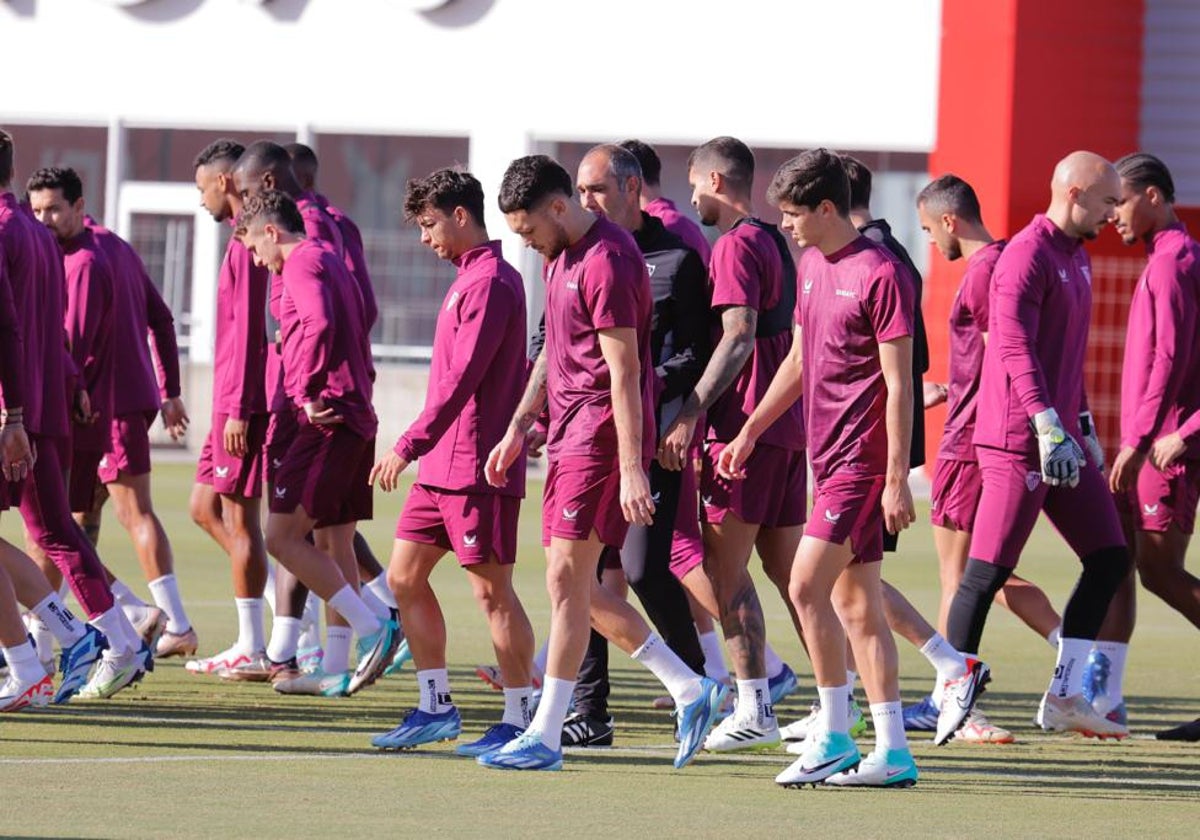 Los sevillistas se ejercitaron este lunes en la ciudad deportiva