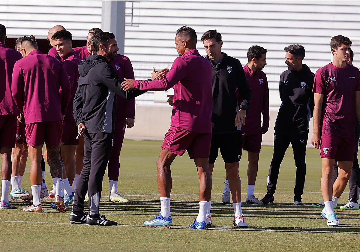 Diego Alonso durante la sesión de entrenamiento del Sevilla este lunes en la ciudad deportiva