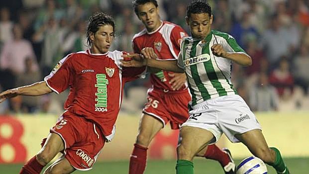 Sergio Ramos intenta bloquear un tiro de Ricardo Oliveira