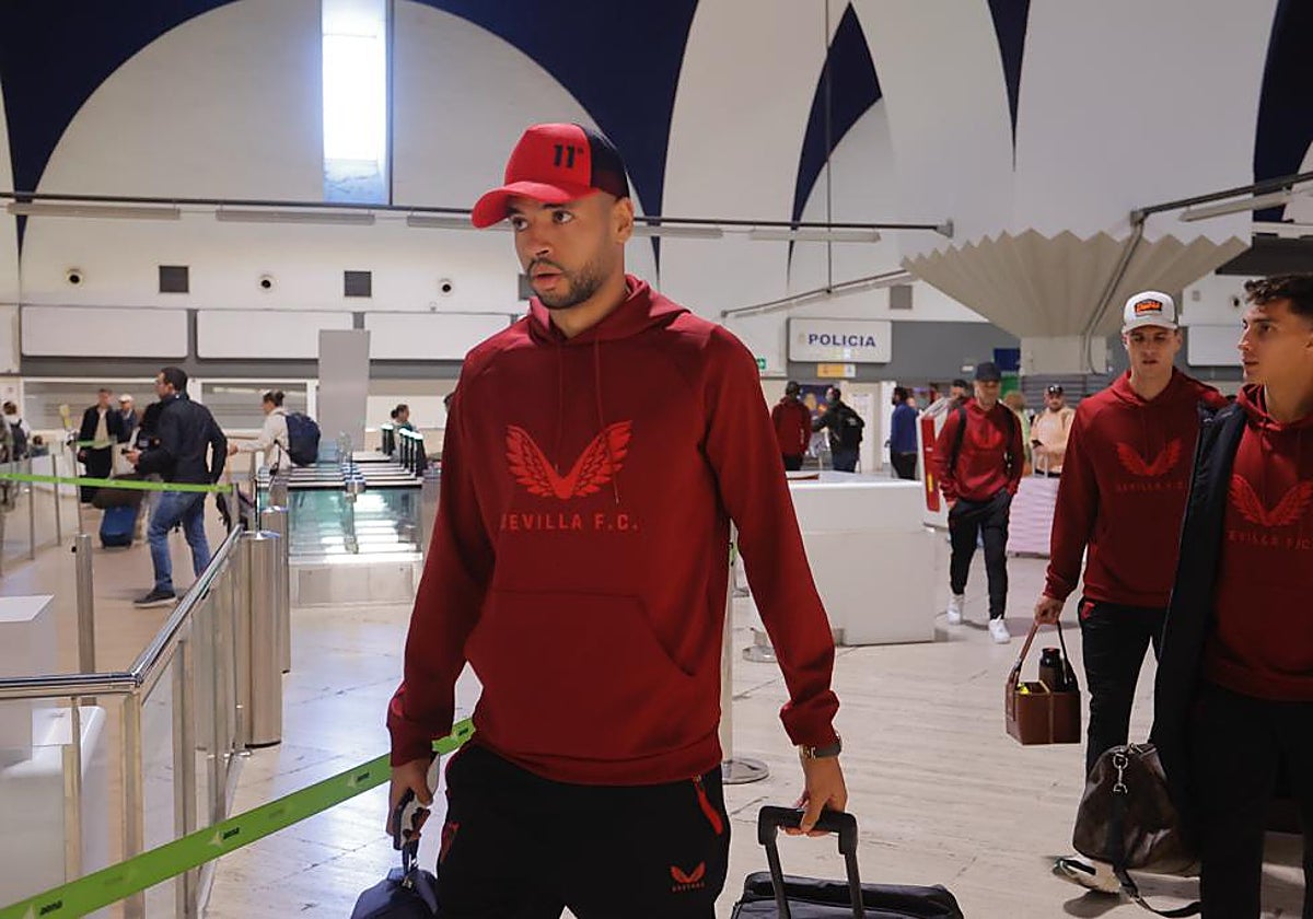 En-Nesyri, junto con la expedición del Sevilla FC antes de viajar a Londres