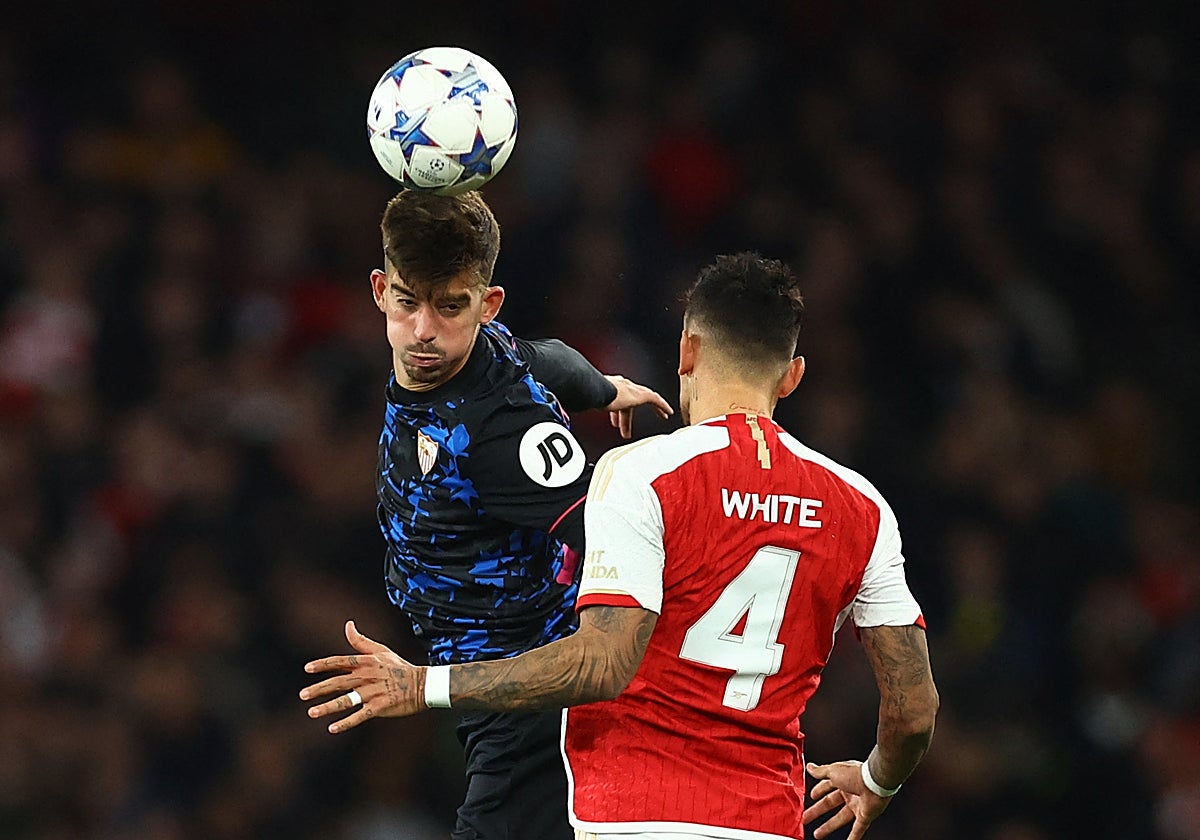 Kike Salas cabecea ante Ben White