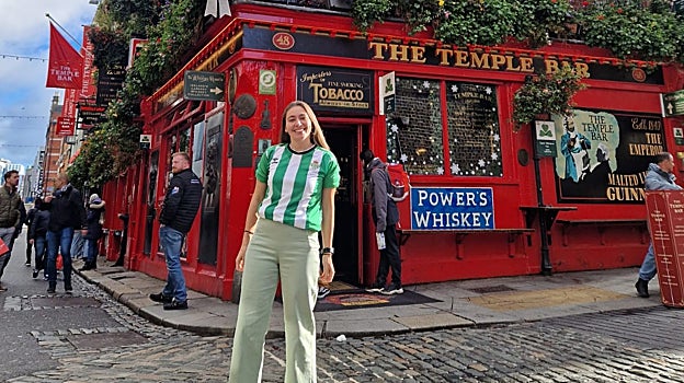 Paloma Gil posa con la camiseta del Betis ante el famoso Temple Bar de Dublín