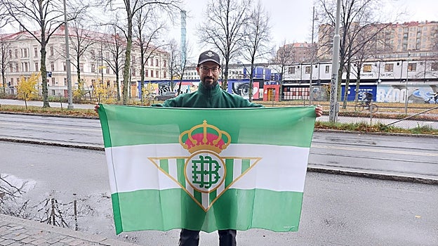 Juan Estrada posa con la bandera del Betis en una de las calles del centro de Gotemburgo