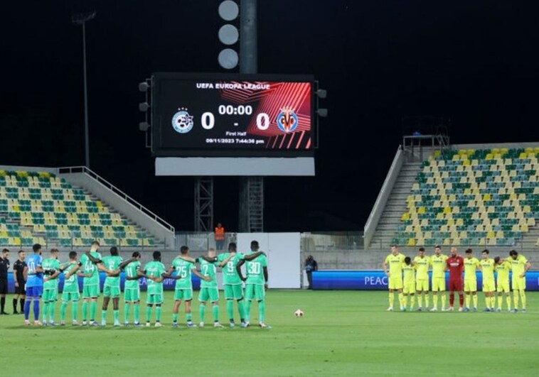 Los once futbolistas del Maccabi Haifa y los nuevo del Villarreal durante el minuto de silencio