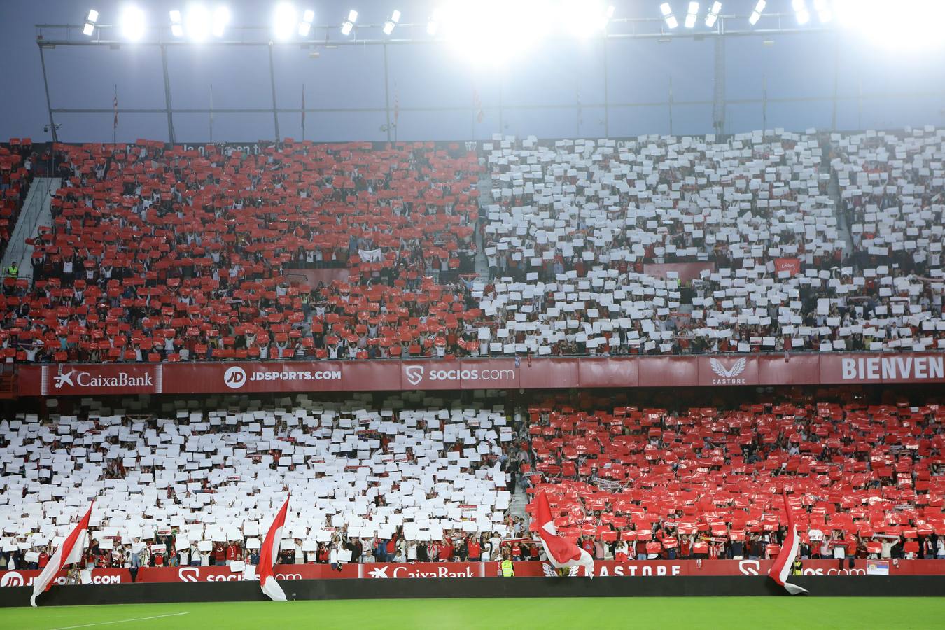 Gran ambiente en el choque entre sevillistas y béticos en el Sánchez-Pizjuán