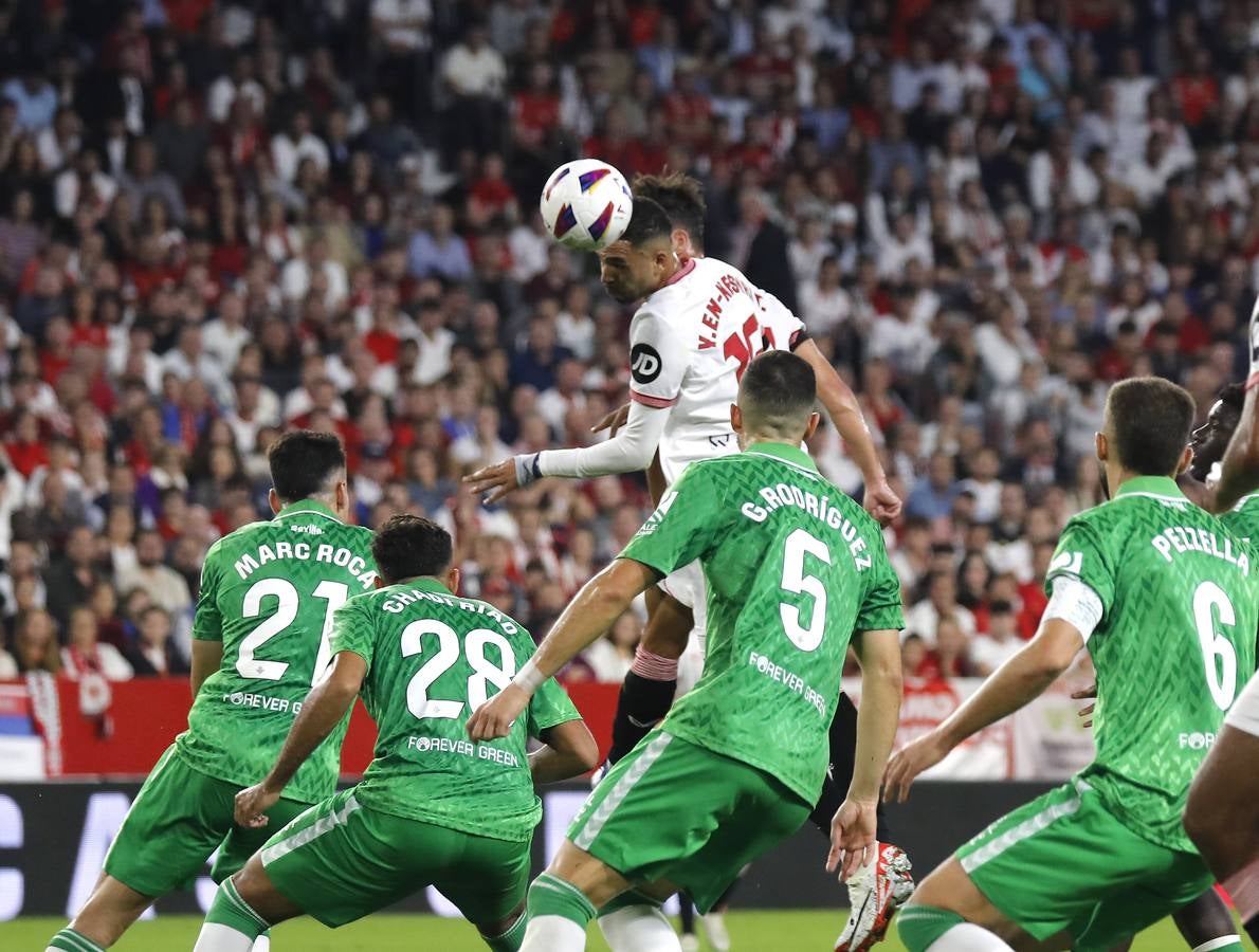 Gran ambiente en el choque entre sevillistas y béticos en el Sánchez-Pizjuán