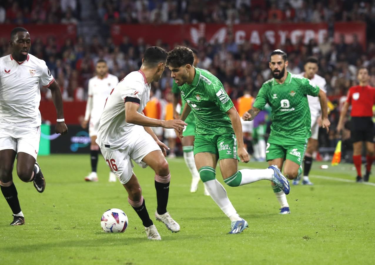 Gran ambiente en el choque entre sevillistas y béticos en el Sánchez-Pizjuán